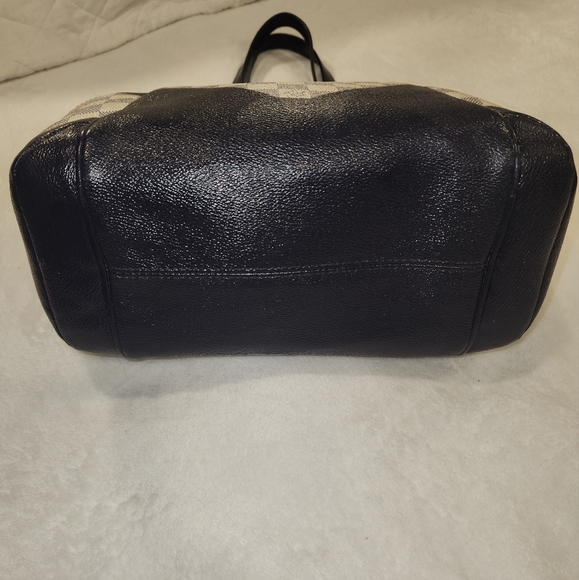 Louis Vuitton Bag. - Picture 6 of 15